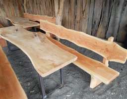 Dřevěné lavice a stolky