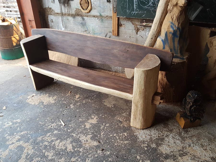 Dřevěné lavice a stolky